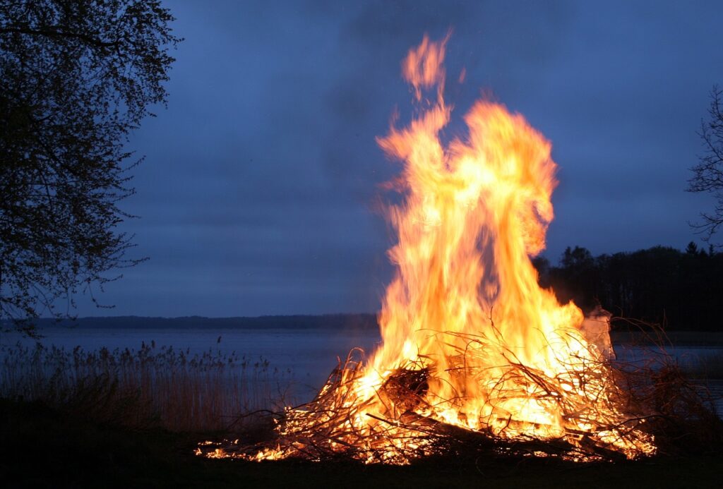 Feuer machen zum Überleben in der Wildnis